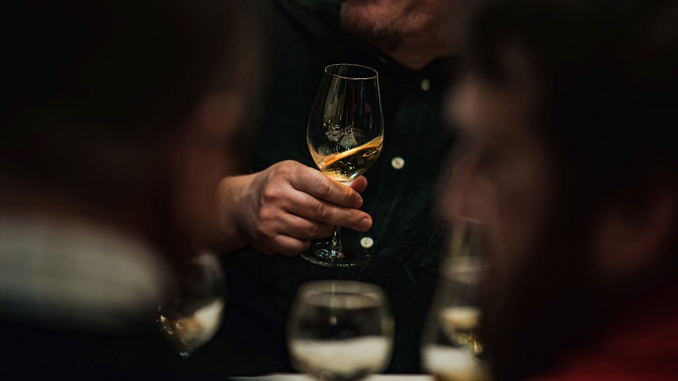 Bar à spiritueux avec une carte de vins riche chez Maison Amour, un piano bar lounge à Tours