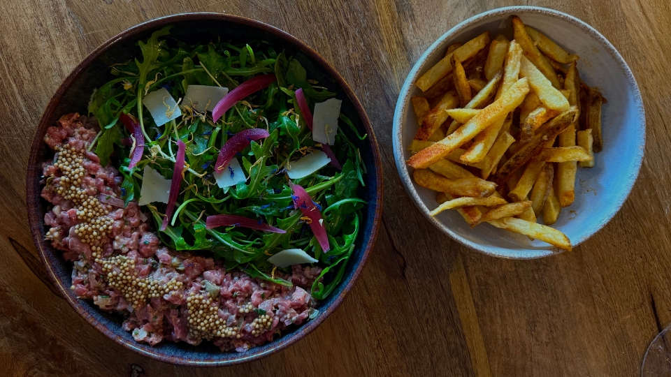 Tartare de boeuf et frites maison, formule déjeuner chez Maison Amour à Tours