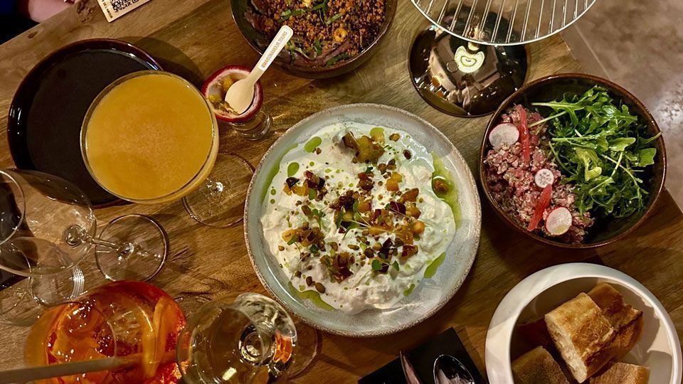 Dîner chez Maison Amour à Tours avec cocktails colorés, tartare, burrata et assiettes à partager dans une ambiance conviviale